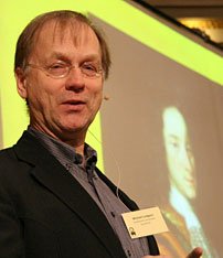 Michael H Lindgren föreläser om Polhem på "Polhemsknutarna" i landet 2011. Foto: Katarina Blomqvist